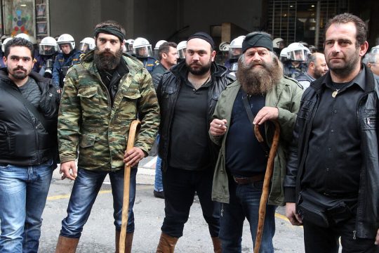 Στα μετόχια έχουν αφήσει τις κατσούνες προς το παρόν οι αγρότες της Κρήτης - Η φωτογραφία είναι από την απόβαση στην Αθήνα στις διαμαρτυρίες του 2016